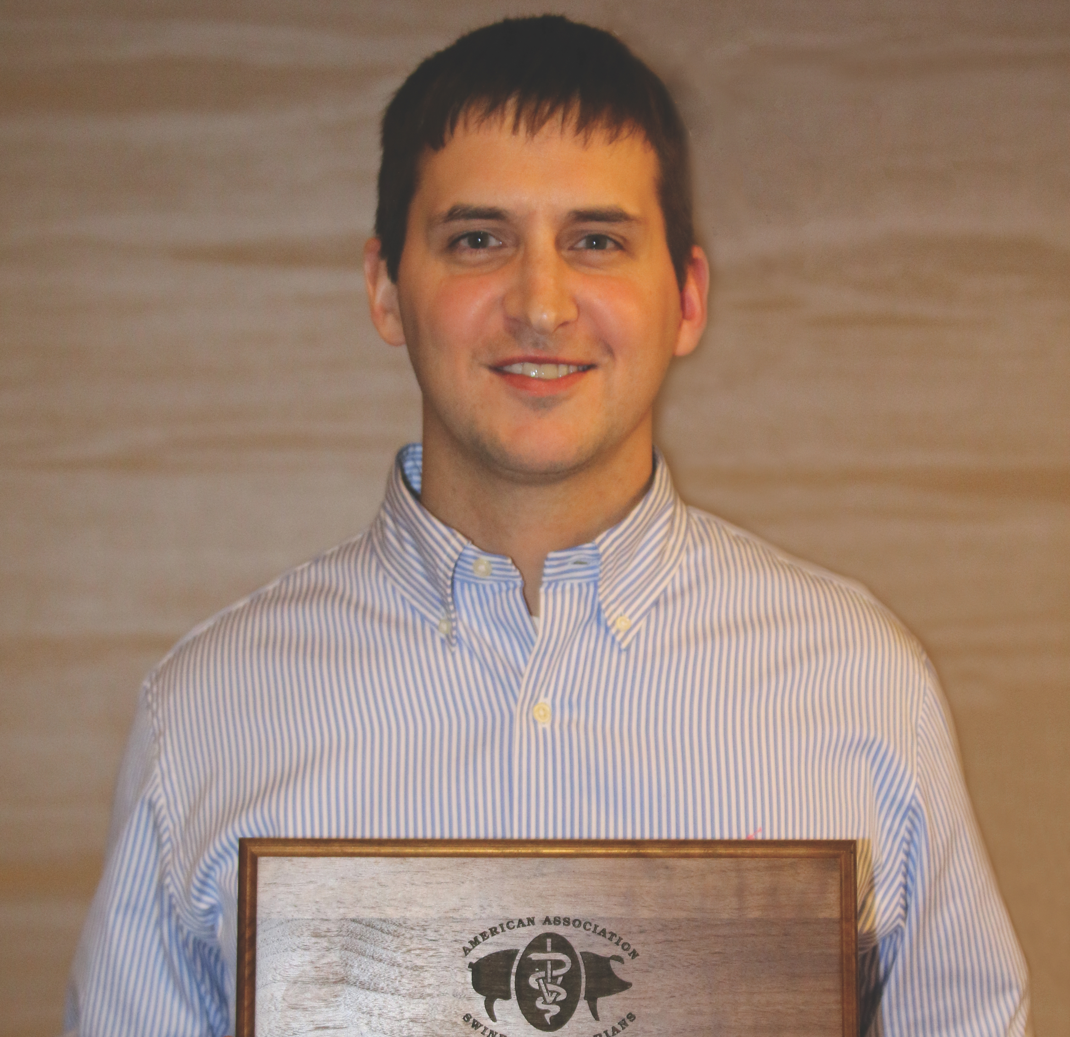 Dr. Ellingson receives the Young Swine Veterinarian of the Year Award